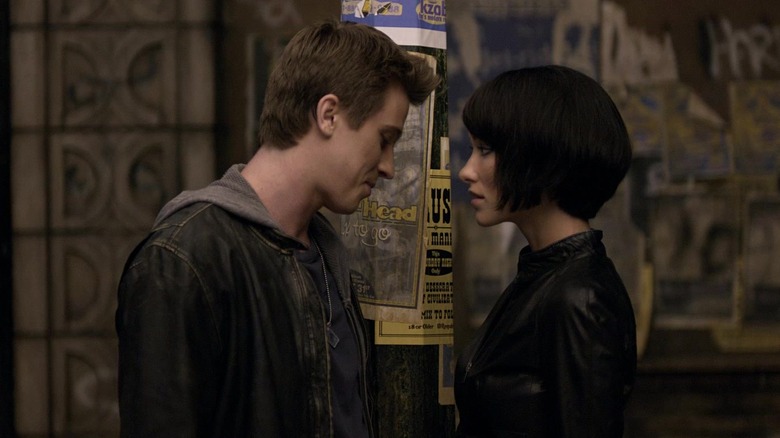 Sam (Garrett Hedlund) dan Quorra (Olivia Wilde) bertatap muka di Tron: Legacy