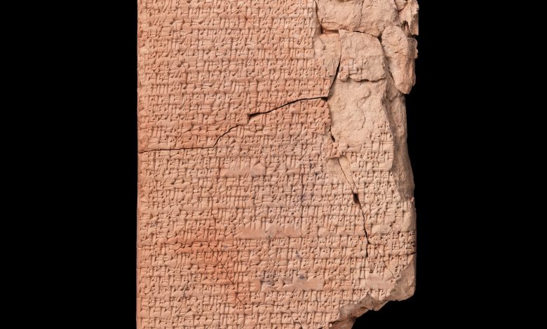 tablet tanah liat retak dengan tulisan cuneiform
