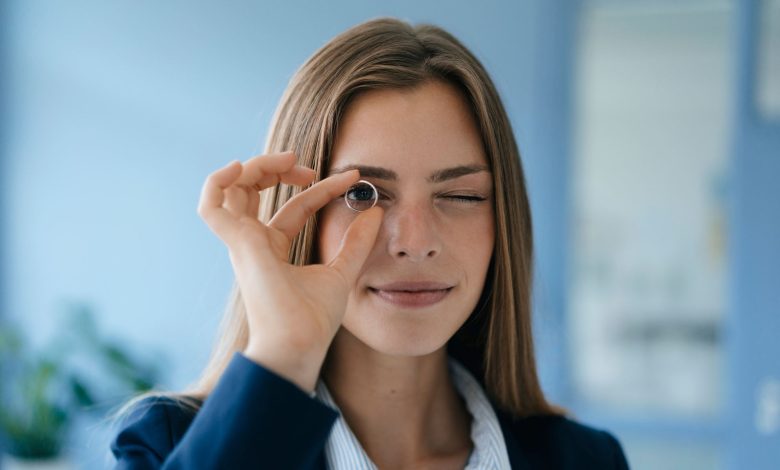 Seorang wanita muda melihat melalui cincin yang cerdas