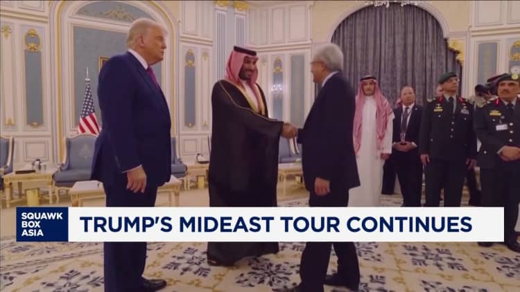 Seni Kesepakatan Trump yang sedang beraksi di Arab Saudi