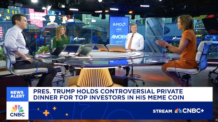 Presiden Trump mengadakan makan malam pribadi yang kontroversial untuk investor top dalam koin memenya