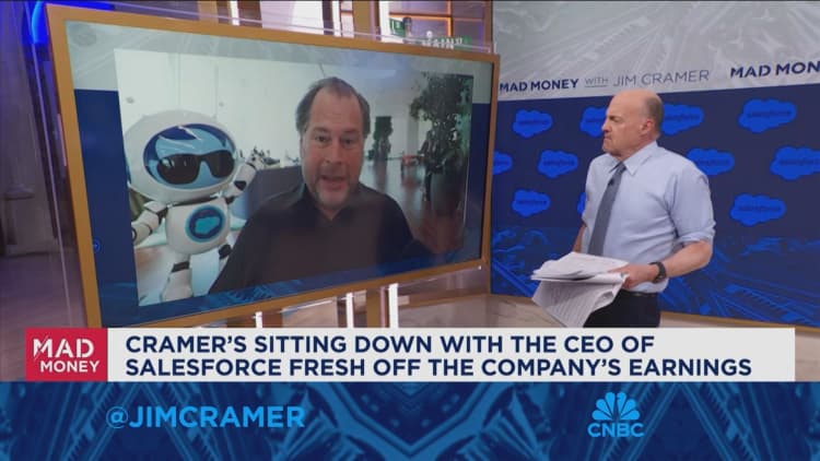 CEO Salesforce Marc Benioff pergi satu lawan satu dengan Jim Cramer
