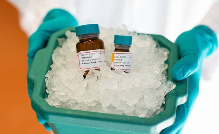 Dua Botol Obat - Kredit: Dr Sebastian Grönke, Max Planck Institute f