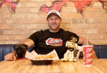 Aktivis Kesejahteraan Hewan Tiktok Lee Asher menerima cek $ 100.000 dari Raising Cane's For Asher House Nirlaba