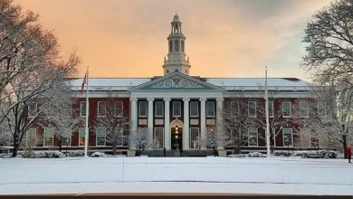 "Pawns, Poker Chips": Siswa asing di Harvard Panic di tengah pertempuran Trump
