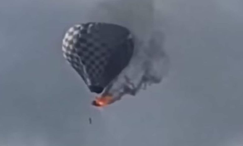 Horor saat manusia jatuh ke kematiannya setelah terjerat dalam membakar balon udara panas di Meksiko