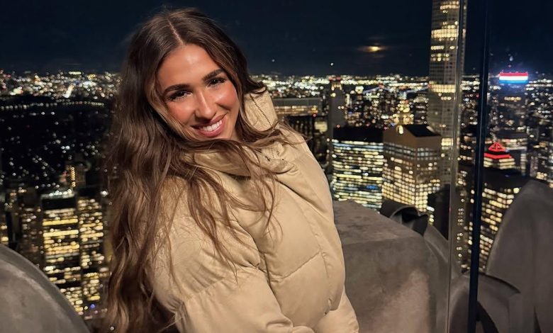 Ariana Biermann tersenyum