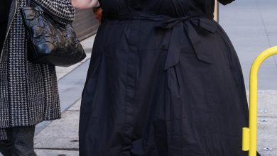 Chrissy Metz semua tersenyum saat berada di luar ABC Studios pagi ini di New York City