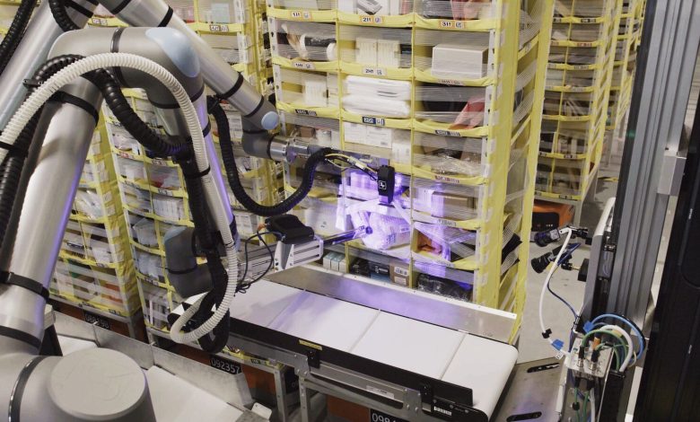 Robot gudang baru Amazon memiliki 'rasa sentuhan' yang bisa melihatnya menggantikan pekerja manusia