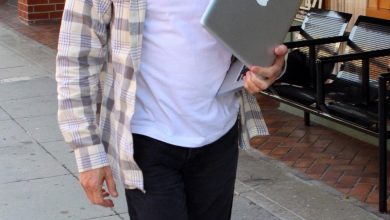 David Geffen dengan laptop di Beverly Hills