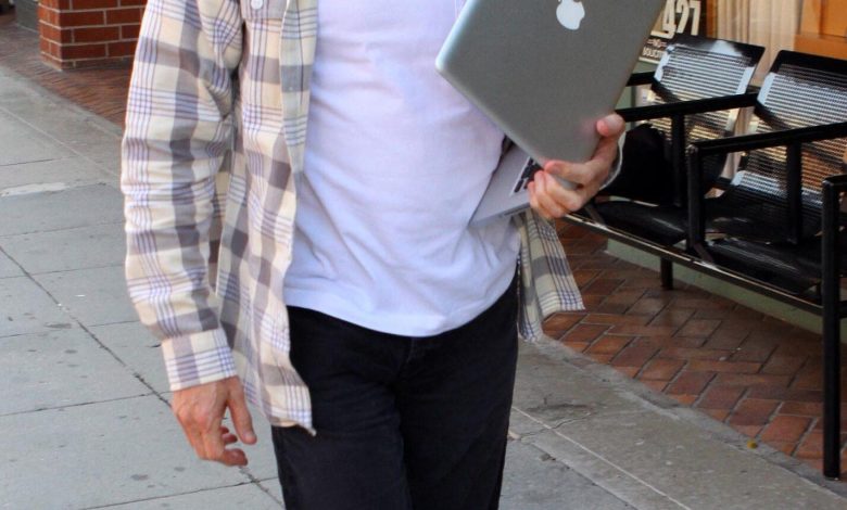 David Geffen dengan laptop di Beverly Hills