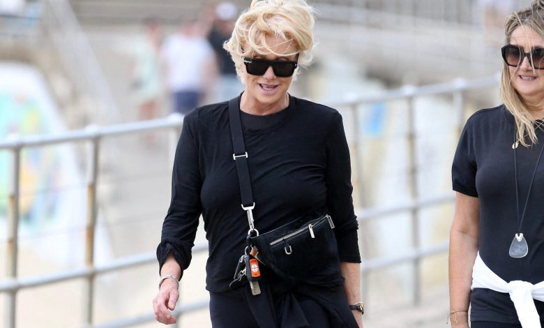 DEBORRA-LEE FURNESS BRAVES Jalan-jalan di pantai Bondi yang berangin dengan seorang teman