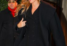 Gisele Bündchen terlihat mengenakan ansambel hitam saat menuju ke The Tonight Show yang dibintangi Jimmy Fallon