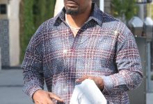 Jamie Foxx terlihat dalam pakaian tajam dengan kilau bling sambil makan siang di Il Pastaio