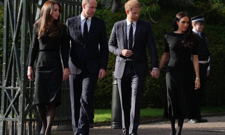 Pangeran dan Putri Wales bersama Pangeran Harry dan Meghan Markle sang Duke dan Duchess of Sussex memandang upeti di Windsor