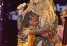 Beyoncé bergabung dengan panggung oleh anak perempuan Blue Ivy dan Rumi pada malam pembukaan Tur Cowboy Carter di LA pada 28 April