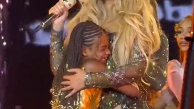 Beyoncé bergabung dengan panggung oleh anak perempuan Blue Ivy dan Rumi pada malam pembukaan Tur Cowboy Carter di LA pada 28 April