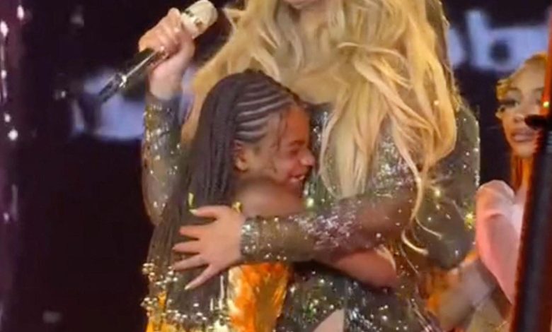 Beyoncé bergabung dengan panggung oleh anak perempuan Blue Ivy dan Rumi pada malam pembukaan Tur Cowboy Carter di LA pada 28 April
