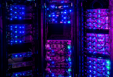 Server yang diterangi di ruang server gelap.