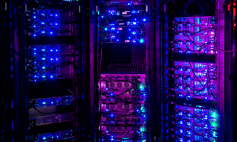 Server yang diterangi di ruang server gelap.