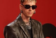 Machine Gun Kelly menghadiri 2023 GQ Men of the Year