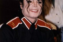Michael Jackson tersenyum