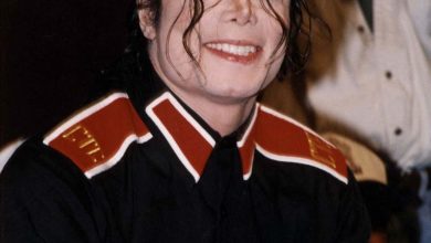Michael Jackson tersenyum