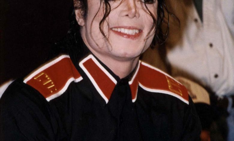 Michael Jackson tersenyum