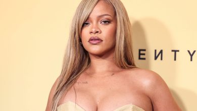 Rihanna tiba di peluncuran produk baru Rihanna x Fenty Beauty for Fenty Beauty Soft'lit secara alami bercahaya