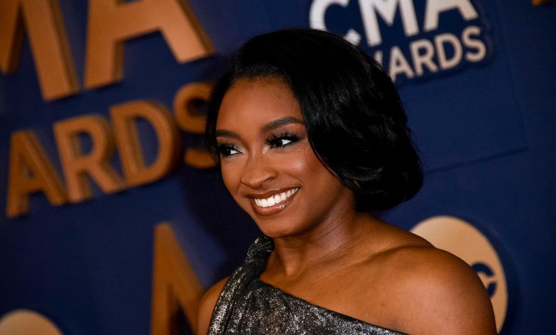 Simone Biles di CMA Awards Tahunan ke -58