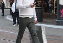 Todd Chrisley pergi berbelanja di The Grove di Hollywood