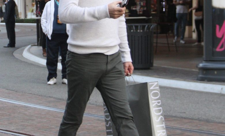 Todd Chrisley pergi berbelanja di The Grove di Hollywood