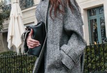 Brooklyn Beckham, Nicola Peltz dan Victoria Beckham meninggalkan hotel mereka selama Paris Fashion Week