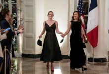 Jennifer Garner dan Violet Affleck tiba untuk menghadiri makan malam negara untuk menghormati Presiden Emmanuel Macron dan Brigitte Macron dari Prancis yang diselenggarakan oleh Presiden Amerika Serikat Joe Biden dan Ibu Negara Dr. Jill Biden di Gedung Putih di Washington, DC pada Kamis, 1 Desember 2022