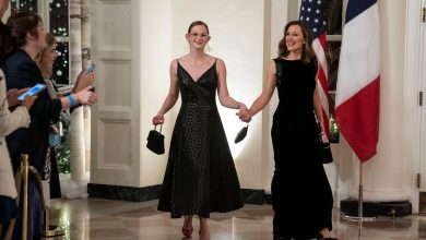 Jennifer Garner dan Violet Affleck tiba untuk menghadiri makan malam negara untuk menghormati Presiden Emmanuel Macron dan Brigitte Macron dari Prancis yang diselenggarakan oleh Presiden Amerika Serikat Joe Biden dan Ibu Negara Dr. Jill Biden di Gedung Putih di Washington, DC pada Kamis, 1 Desember 2022