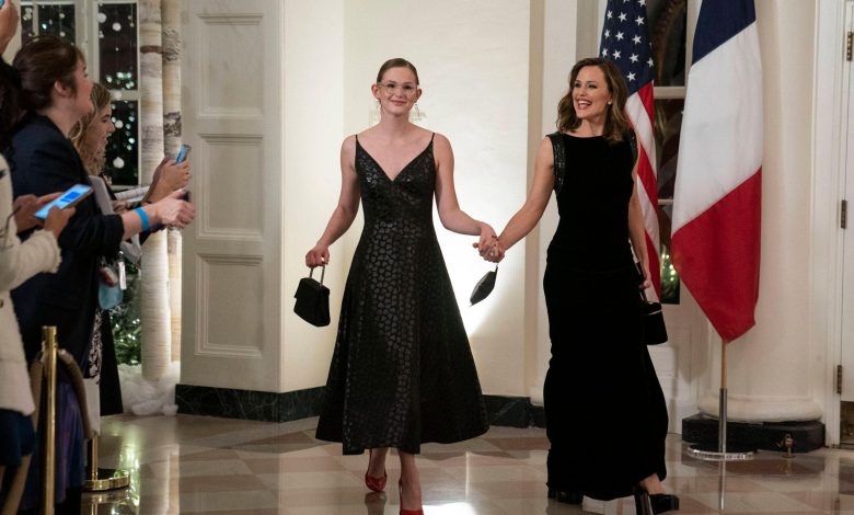Jennifer Garner dan Violet Affleck tiba untuk menghadiri makan malam negara untuk menghormati Presiden Emmanuel Macron dan Brigitte Macron dari Prancis yang diselenggarakan oleh Presiden Amerika Serikat Joe Biden dan Ibu Negara Dr. Jill Biden di Gedung Putih di Washington, DC pada Kamis, 1 Desember 2022