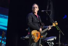 Bassis Weezer Scott Shriner di KROQ 2017 hampir akustik Natal