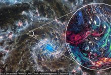 Gambar galaksi yang berputar -putar, dengan inset warna pelangi marmer dalam gaya psychedelic
