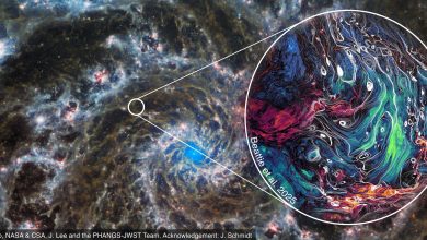 Gambar galaksi yang berputar -putar, dengan inset warna pelangi marmer dalam gaya psychedelic