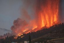 Foto air mancur raksasa lava menembak dari tanah di lereng gunung
