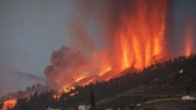 Foto air mancur raksasa lava menembak dari tanah di lereng gunung