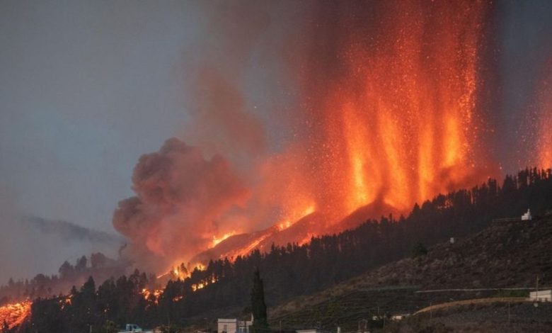Foto air mancur raksasa lava menembak dari tanah di lereng gunung