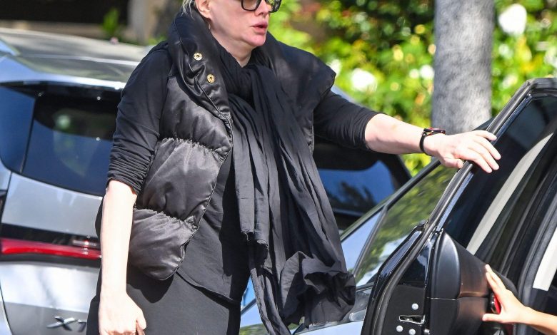 Alice Evans melangkah keluar tanpa lipstik merah khasnya setelah mengungkapkan dia telah kehilangan lebih dari 40 lbs