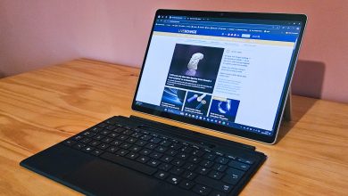 Close-up layar tampilan dan keyboard Microsoft Surface Pro 11, terpisah satu sama lain.