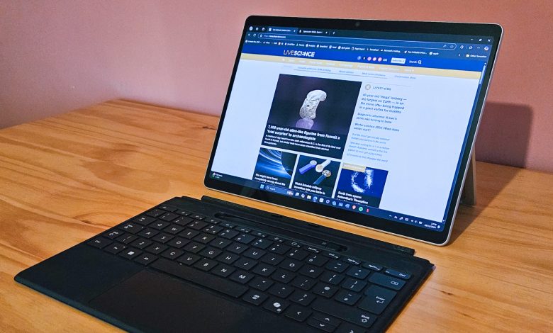 Close-up layar tampilan dan keyboard Microsoft Surface Pro 11, terpisah satu sama lain.