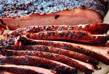 Mengiris brisket bbq