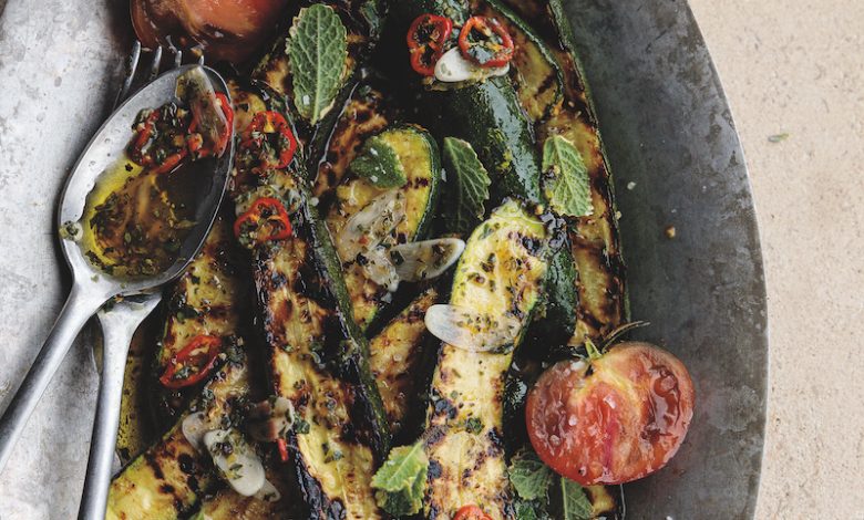 Zucchini panggang dengan vinaigrette mint cabai