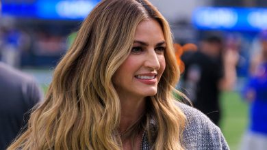 Erin Andrews tersenyum