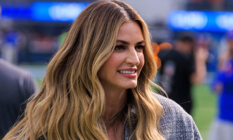 Erin Andrews tersenyum