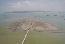 Foto udara pulau buatan di Selat Madura, Indonesia.